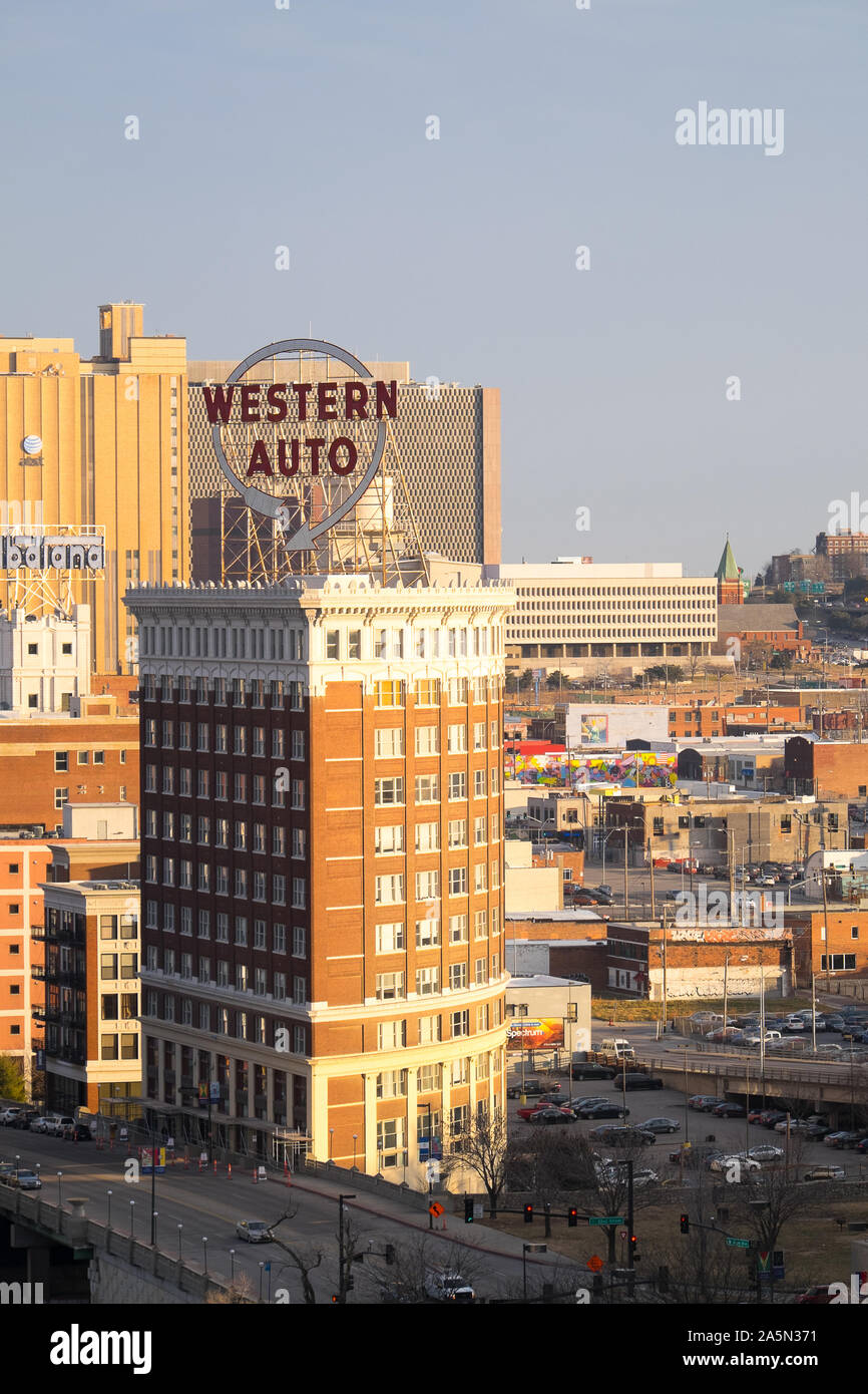 Le Western Auto Building dans le centre-ville de Kansas City, Missouri, présente son emblématique panneau rouge sur le toit. Un monument historique, le bâtiment sert maintenant un Banque D'Images
