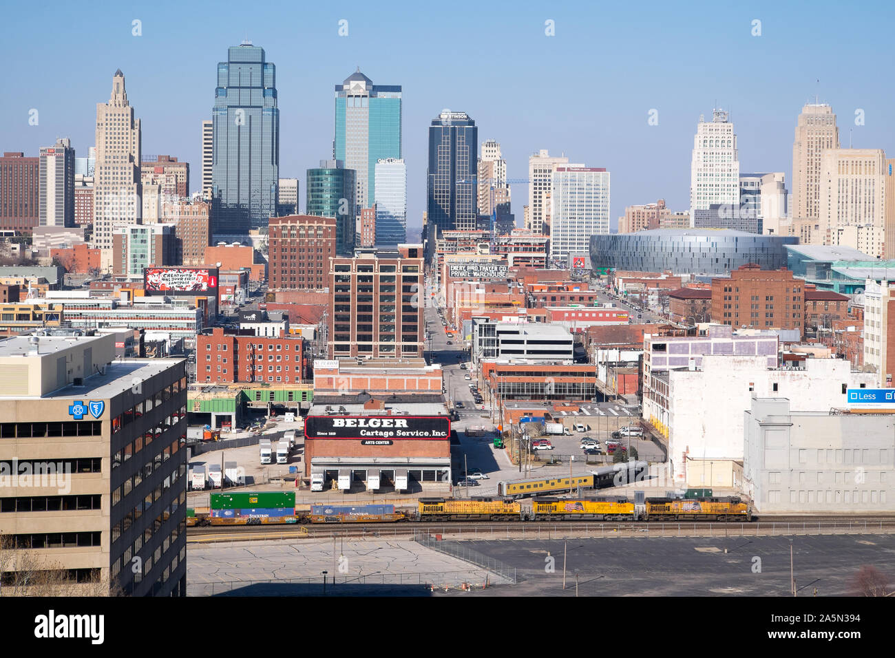 Kansas City, Missouri Skyline avec train de fret Banque D'Images