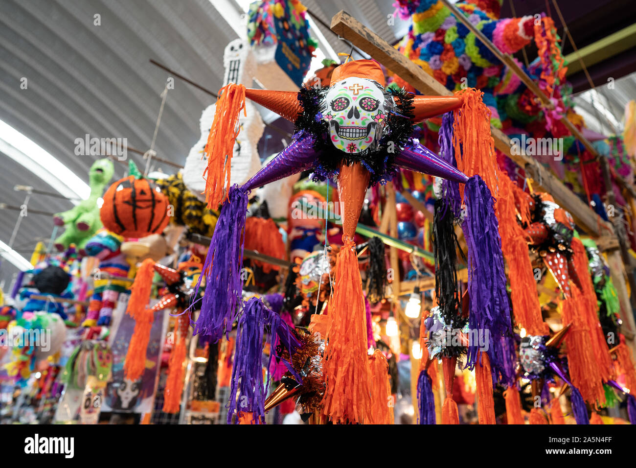 Le Jour des morts les décorations vous à une échoppe de marché au Mexique de l'CityDay objets morts de la part des marchés dans la ville de Mexico. En général, ces objets sont utilisés pour créer des sanctuaires dans les maisons ainsi que des photos de proches décédés. Banque D'Images