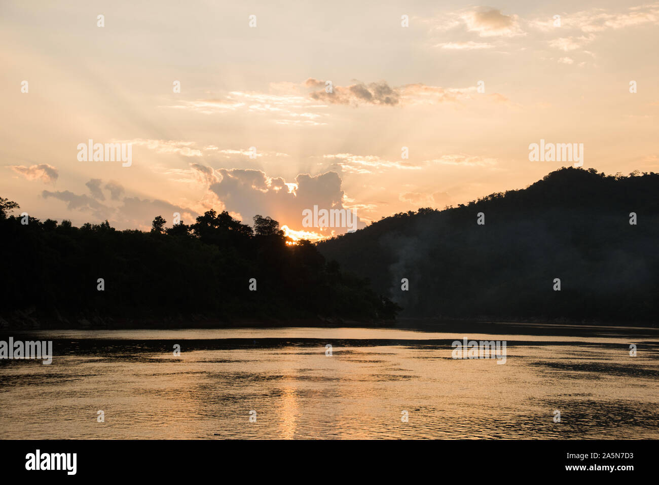 Magnifique coucher de soleil orange sur les montagnes et le Mékong près de Luang Prabang, Laos Banque D'Images