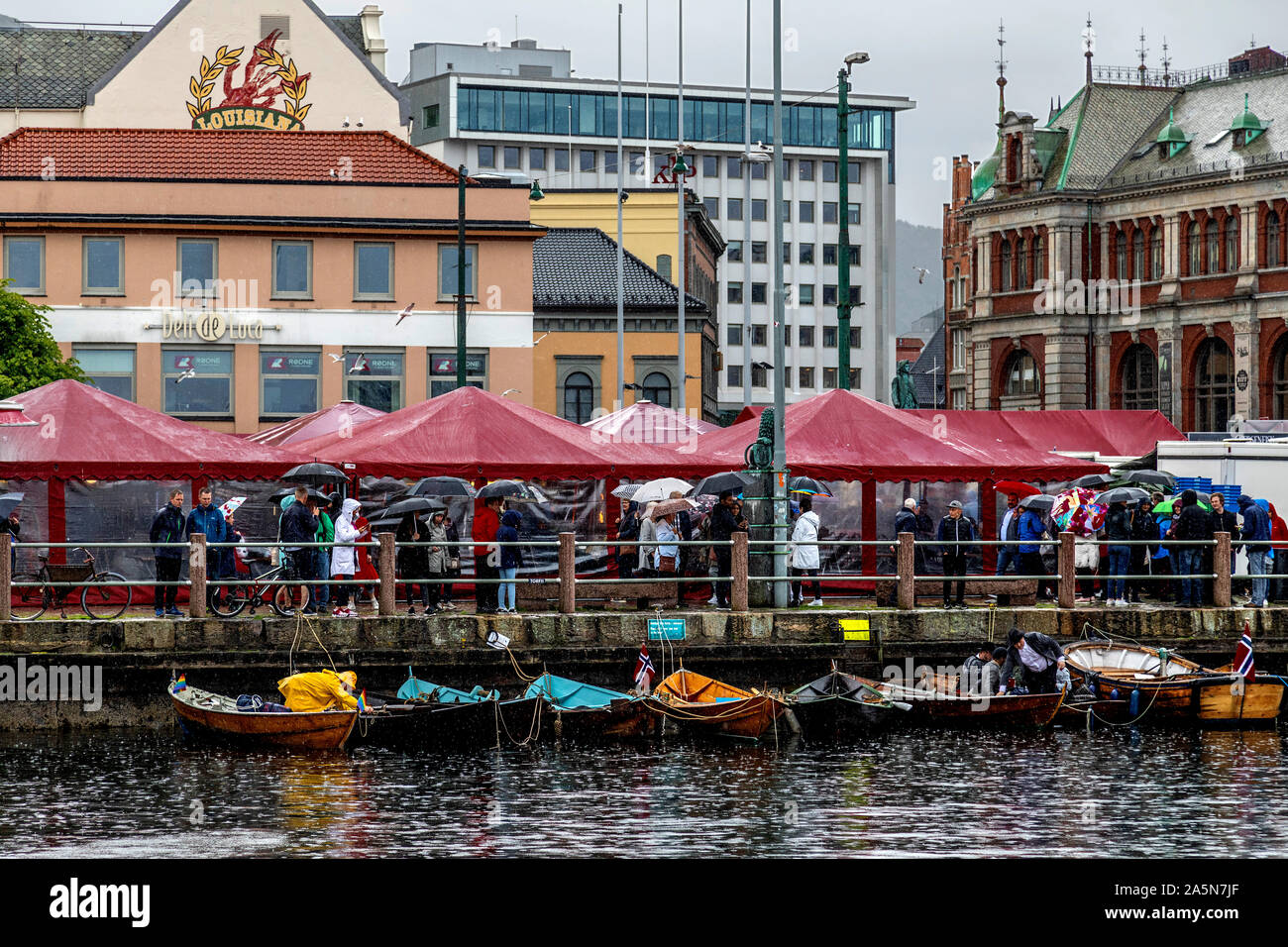 Torgdagen (Jour de marché) 2019, Bergen, Norvège. Un jour de pluie... Banque D'Images