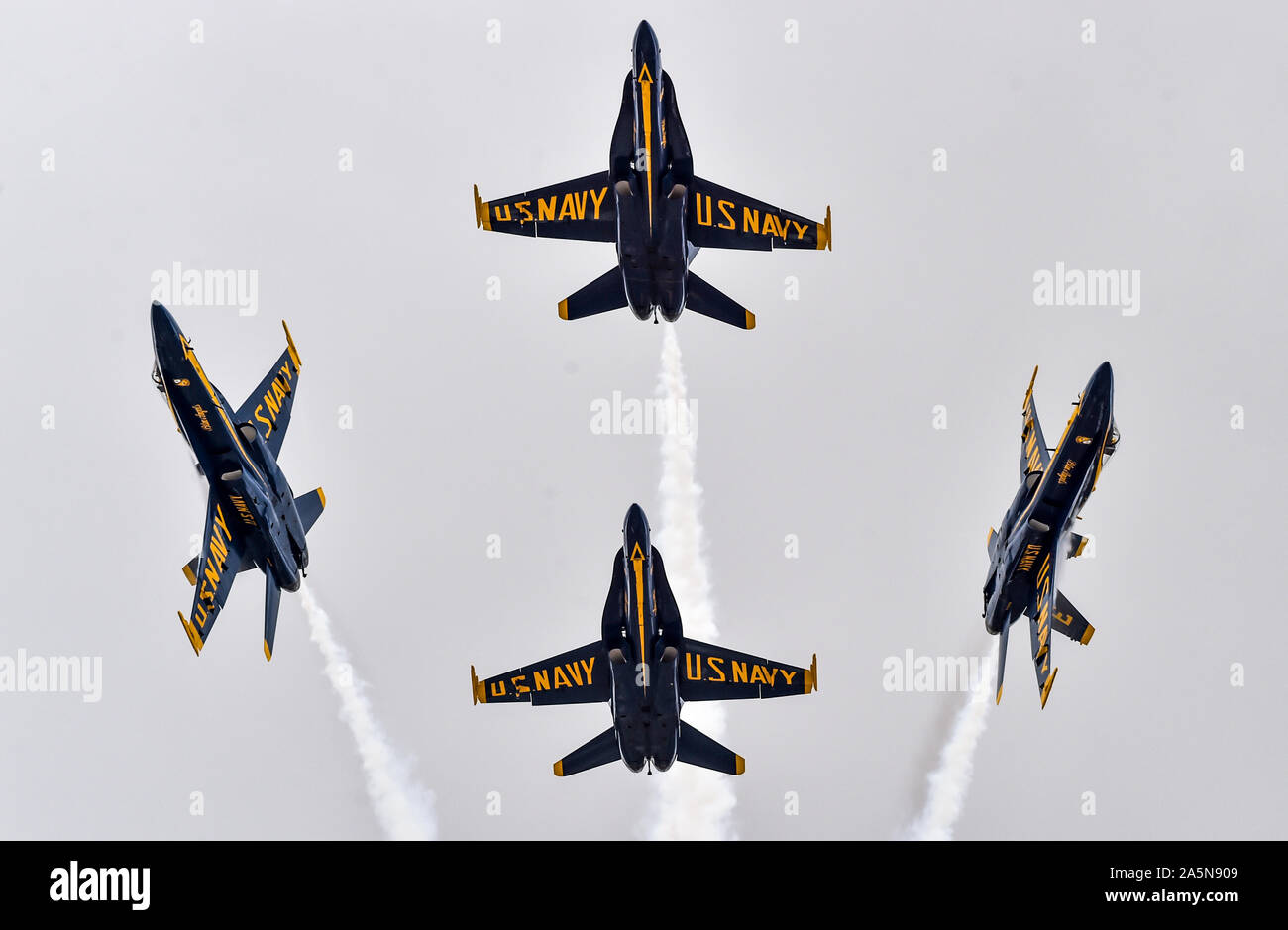 190926-N-UK306-1410 MIRAMAR, Californie (sept. 26, 2019) l'Escadron de démonstration en vol de l'US Navy, le Blue Angels, diamond pilotes accomplissent pause basse manoeuvre croix au cours de la MCAS Miramar Air Show. Les Anges bleus sont prévus pour effectuer des démonstrations de vol 61 à 32 endroits au pays pour mettre en valeur la fierté et le professionnalisme de la US Navy et du Marine Corps pour le public canadien et américain en 2019. (U.S. Photo par marine Spécialiste de la communication de masse 2e classe Timothy Schumaker/libérés) Banque D'Images