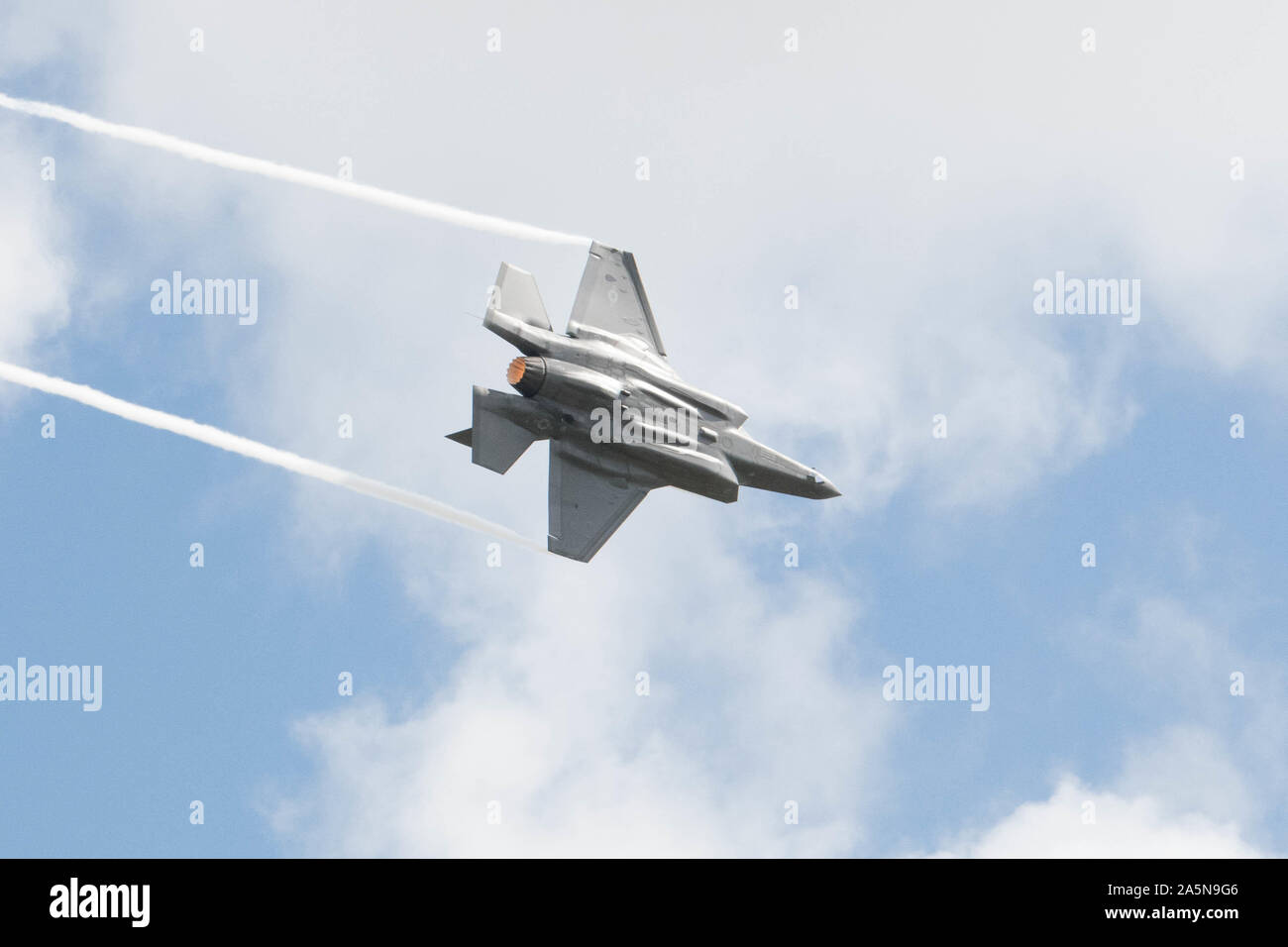 Le capitaine Andrew 'Dojo' Olson, F-35 pilote commandant de l'équipe de démonstration et des taxis sur la piste pendant les ailes sur Houston Airshow 20 octobre 2019, à Houston, Texas. L'exposition comportait des spectacles de l'US Air Force Thunderbirds, Tora, Tora, Tora, et Oracle. (U.S. Air Force photo de James Kennedy Senior Airman) Banque D'Images