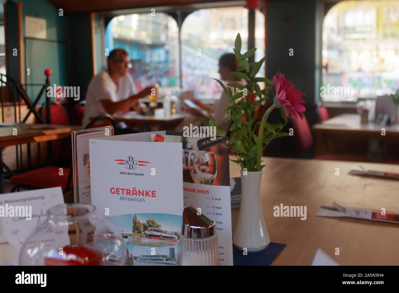 Paysages d'une Croisière du Danube à Vienne avec diner bavarois traditionnel et chansons Heuriger Banque D'Images