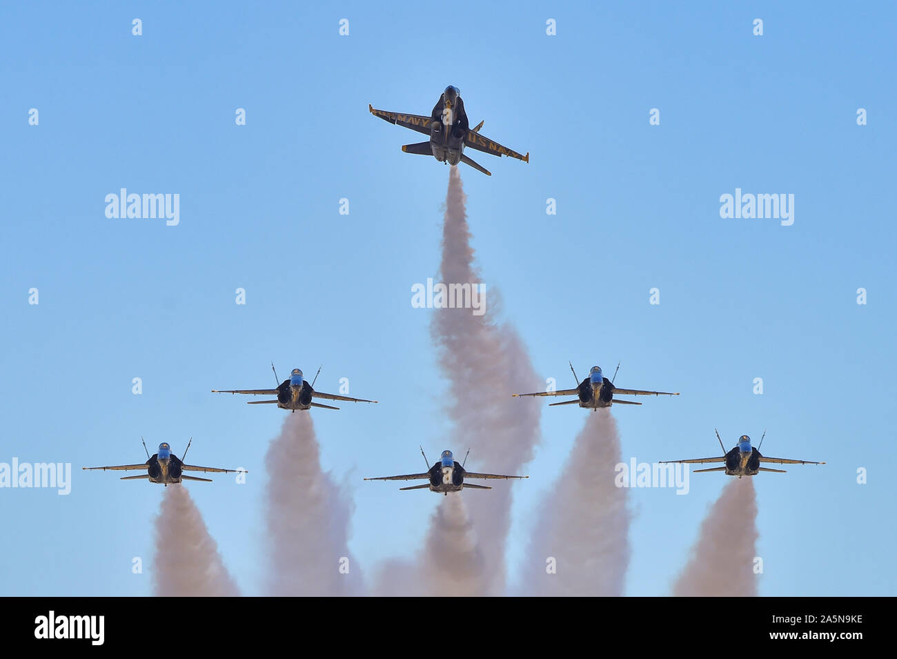 191006-N-UK306-1875 SACRAMENTO, Californie (oct. 6, 2019) l'Escadron de démonstration en vol de la Marine américaine, les Blue Angels, les pilotes d'effectuer l'autocabrage manœuvre pause pendant le spectacle aérien 2019 Capital de la Californie à Sacramento. Les Anges bleus sont prévus pour effectuer des démonstrations de vol 61 à 32 endroits au pays pour mettre en valeur la fierté et le professionnalisme de la US Navy et du Marine Corps pour le public canadien et américain en 2019. (U.S. Photo par marine Spécialiste de la communication de masse 2e classe Timothy Schumaker/libérés) Banque D'Images