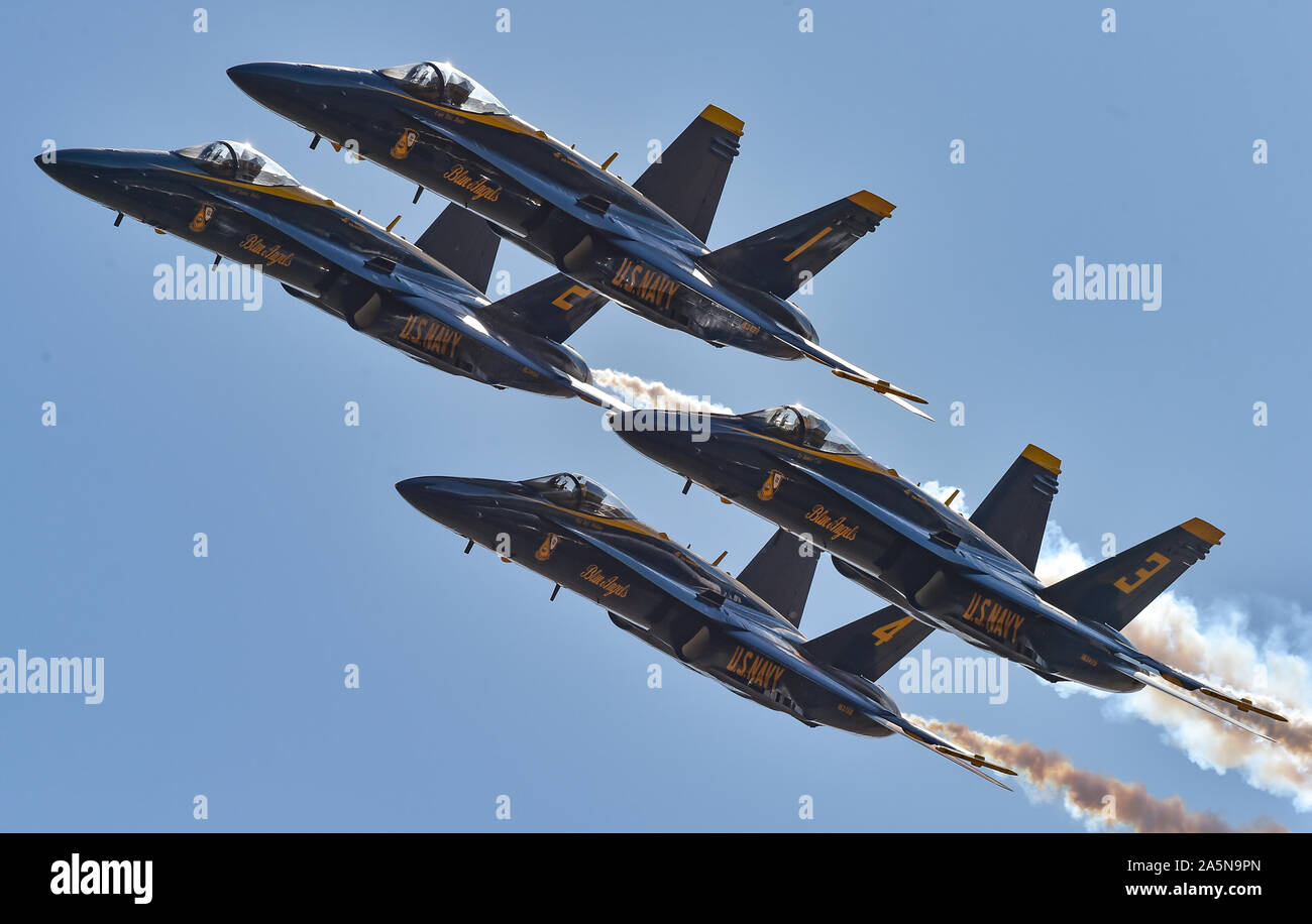 191006-N-UK306-1428 SACRAMENTO, Californie (oct. 6, 2019) l'Escadron de démonstration en vol de la Marine américaine, les Blue Angels, diamond pilotes accomplissent le diamant 360 au cours de la manœuvre 2019 Spectacle aérien de la capitale de la Californie à Sacramento. Les Anges bleus sont prévus pour effectuer des démonstrations de vol 61 à 32 endroits au pays pour mettre en valeur la fierté et le professionnalisme de la US Navy et du Marine Corps pour le public canadien et américain en 2019. (U.S. Photo par marine Spécialiste de la communication de masse 2e classe Timothy Schumaker/libérés) Banque D'Images