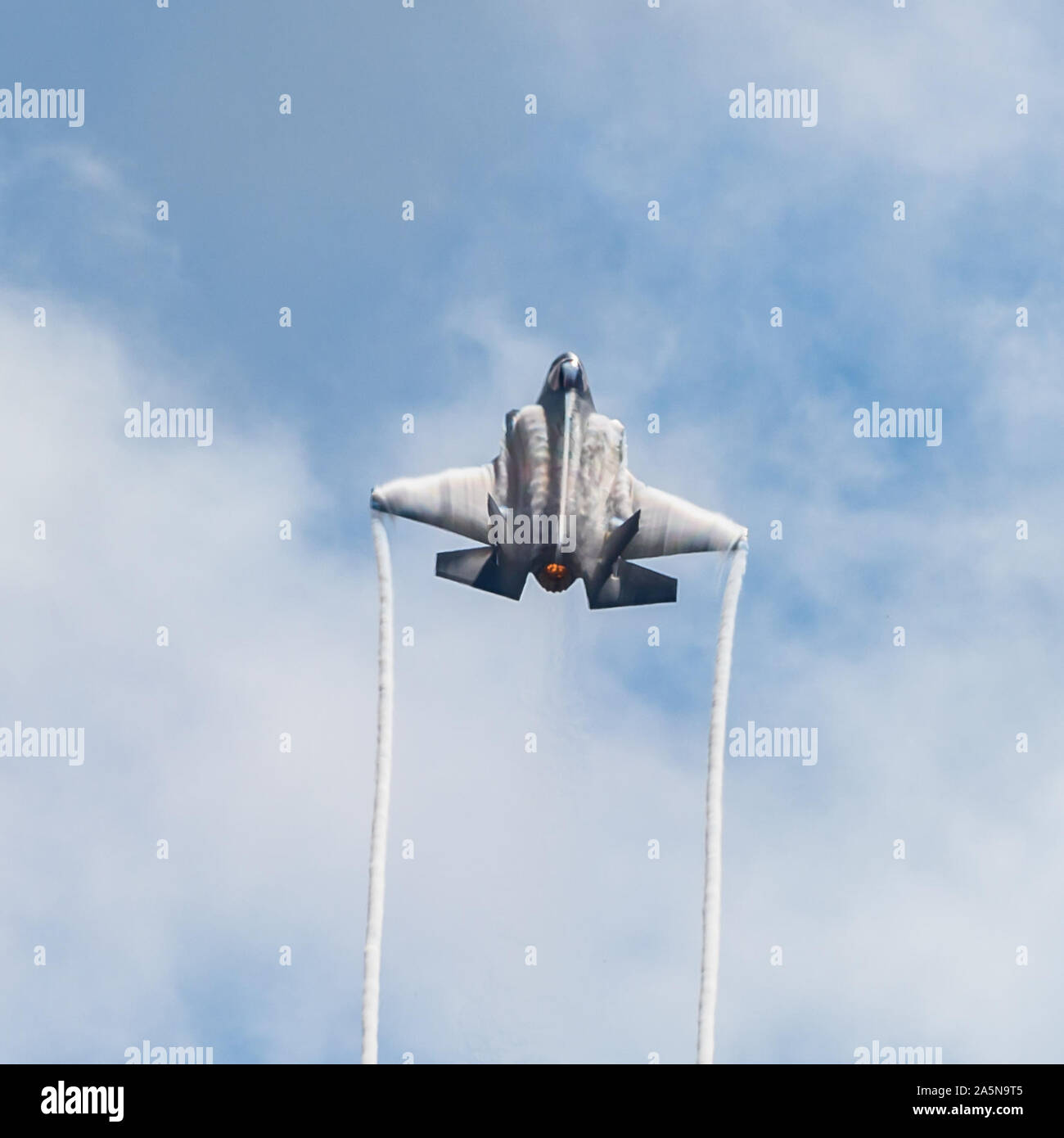 Le capitaine Andrew 'Dojo' Olson, F-35 pilote et commandant de l'équipe de démonstration aérienne effectue des manoeuvres lors du Spectacle aérien Wings Over Houston, le 18 octobre 2019, à Houston, Texas. L'exposition comportait des spectacles de l'US Air Force Thunderbirds, Tora, Tora, Tora, et Oracle. (U.S. Photo de l'Armée de l'air par la Haute Airman Alexander Cook) Banque D'Images