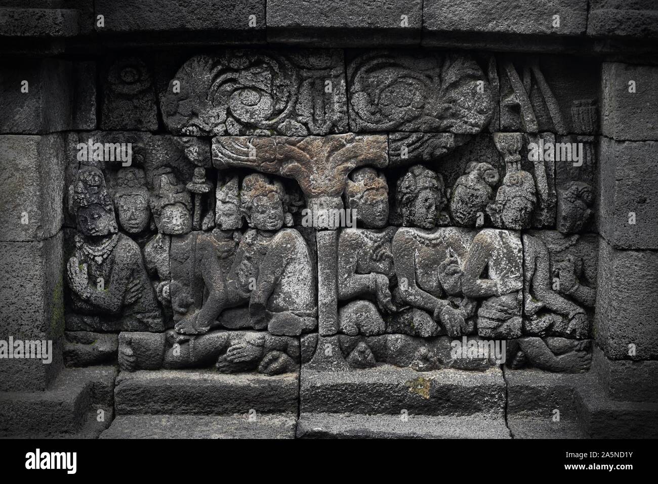 Reliefs sur Borobudur Temple, le centre de Java, en Indonésie. Banque D'Images