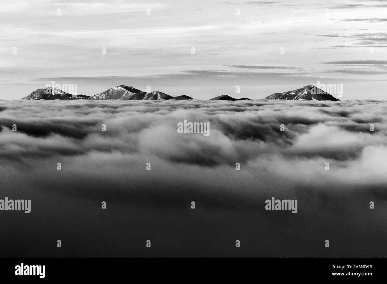 Montagnes au loin au-dessus d'une mer de brume, comme une île Banque D'Images