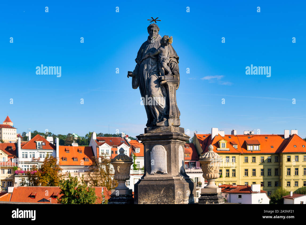Statue de Saint Antoine de Padoue, par Jan Oldřich Mayer sur le Pont de