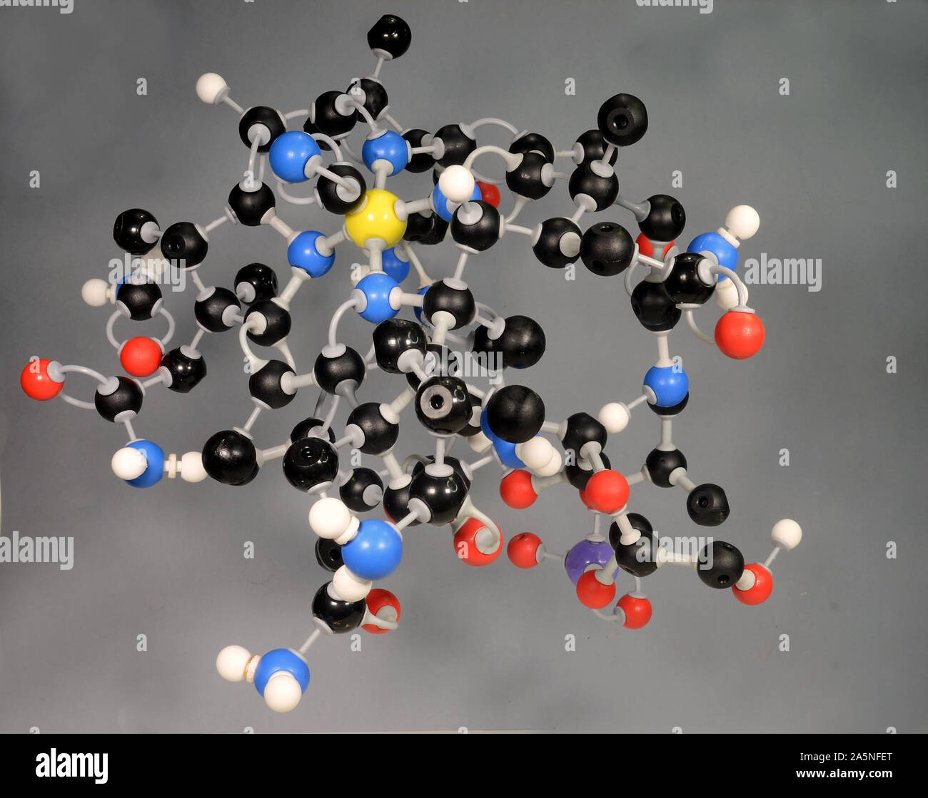 Modèle de molécule de vitamine B12. L'hydrogène est blanc, noir de carbone est, le rouge est l'oxygène, le phosphore est violet et jaune est le Cobalt. Banque D'Images