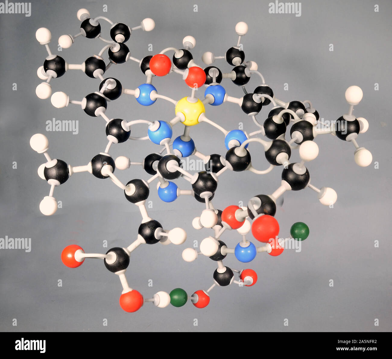 Molécule modèle de l'Heme B molécule, une partie de l'hémoglobine. L'hydrogène est blanc, noir de carbone, est l'oxygène est rouge, jaune et vert fer mar Banque D'Images