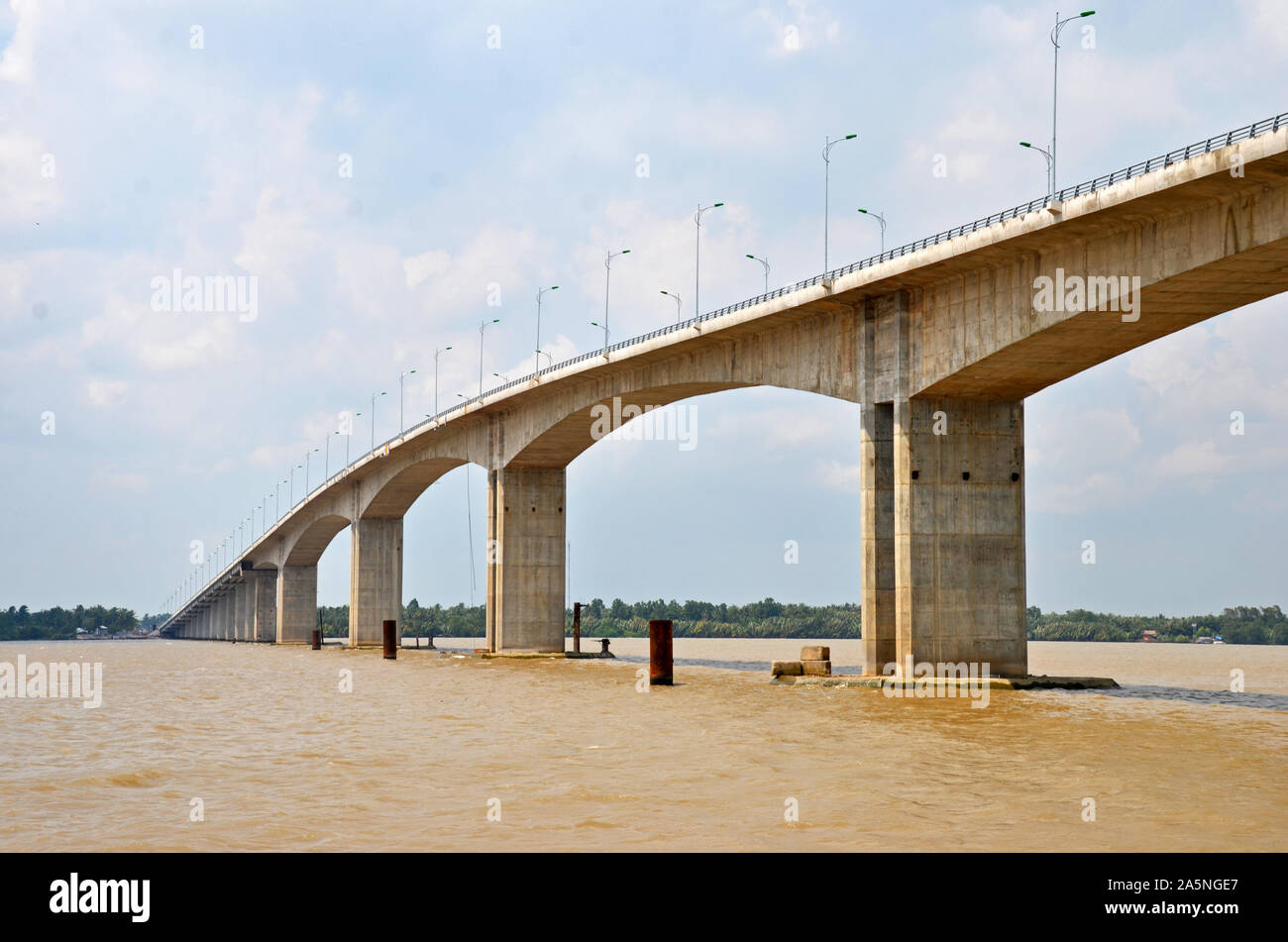 Nouveau pont dans le Delta du Mékong entre Ben Tre et Tra Vinh, Vietnam Banque D'Images