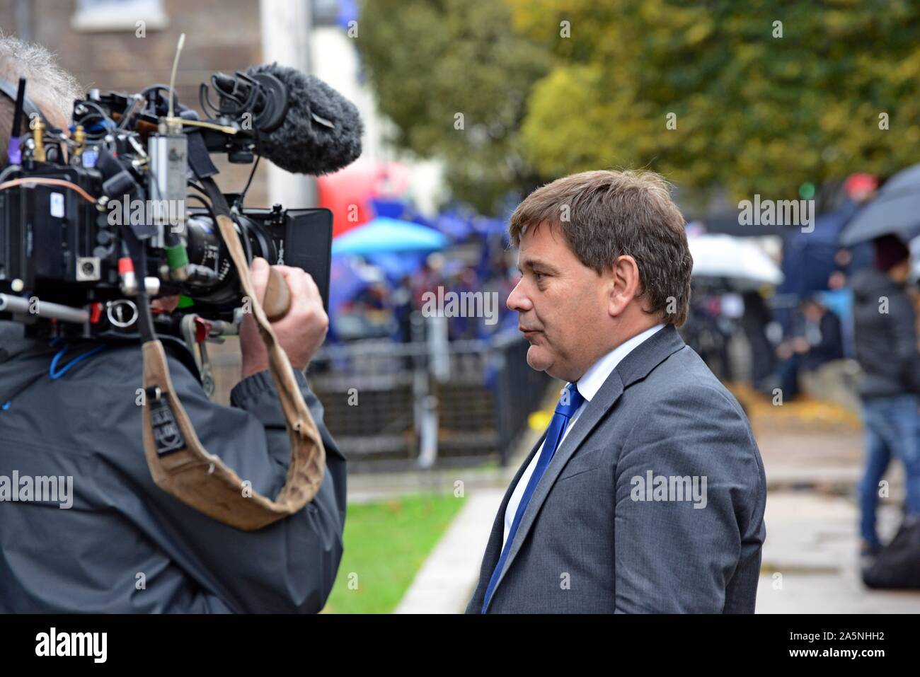 Andrew Bridgen MP, membre du parti conservateur soutenant Brexit ERG est interviewé sur College Green, Westminster par un canal 4 de l'équipage de l'appareil photo. 21/10/19 Banque D'Images