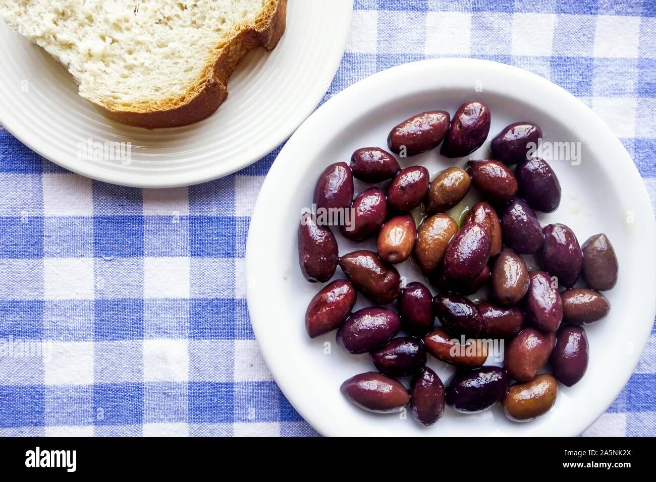 Olives noires et du pain, Crète, Grèce Banque D'Images