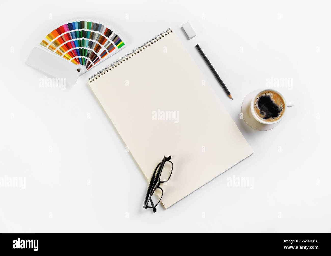 Kit papeterie vierge. Sketchbook, palette de couleurs, verres, tasses à café, un crayon et une gomme. Mise à plat. Banque D'Images