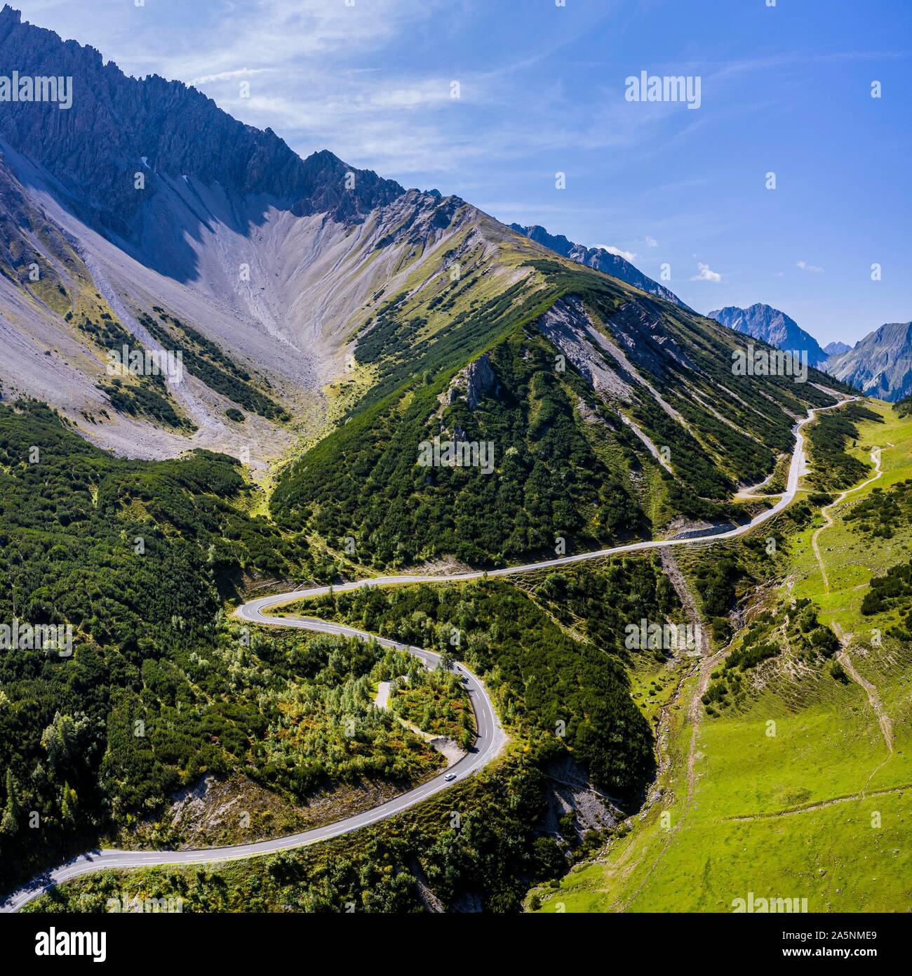 Drone abattu, route de montagne sinueuse, Hahntennjoch Lechtaler, Alpes,  Tyrol, Autriche Photo Stock - Alamy