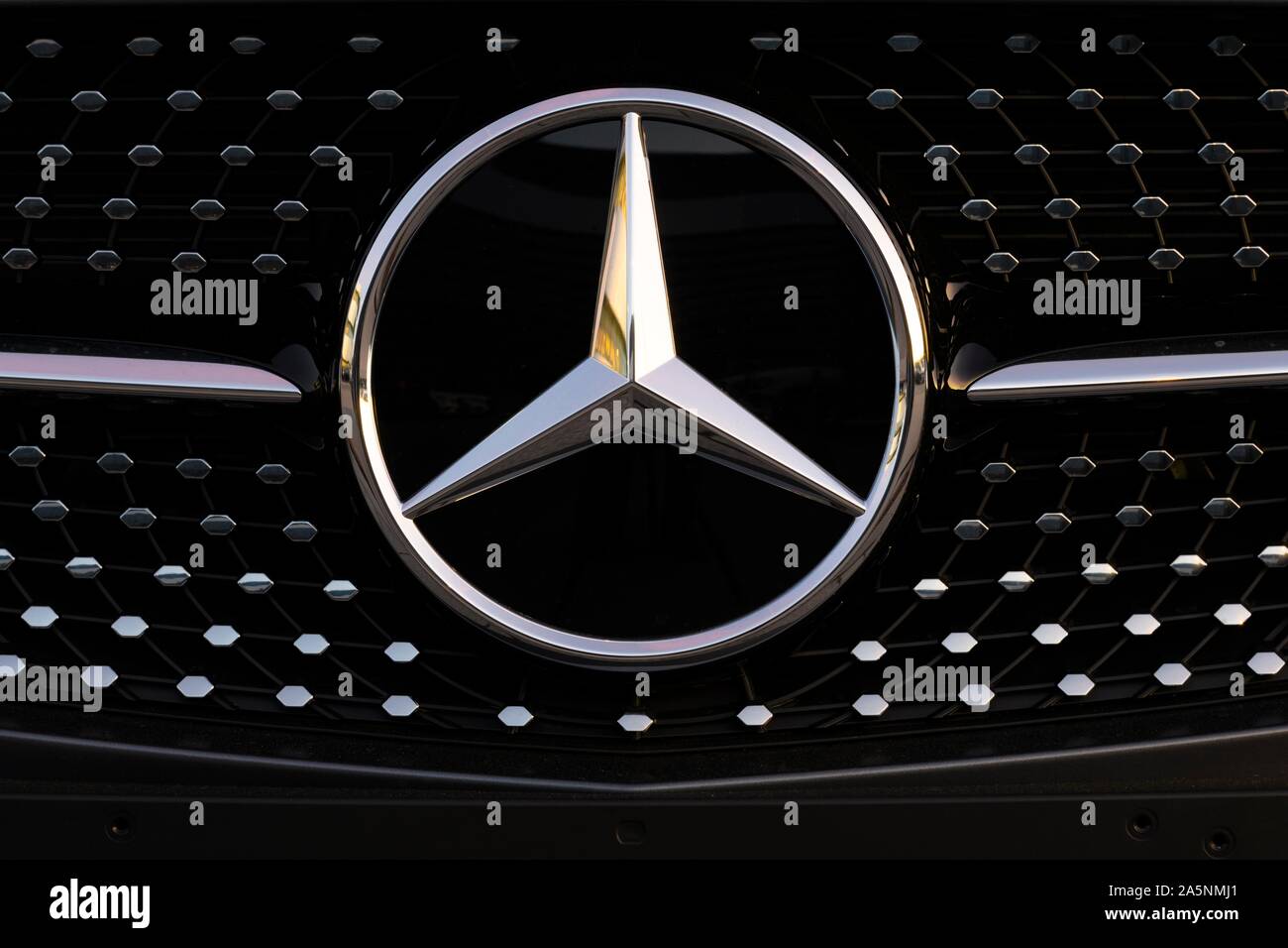 Logo Mercedes Benz, étoile Mercedes sur calandre d'une voiture de tourisme, Allemagne Banque D'Images