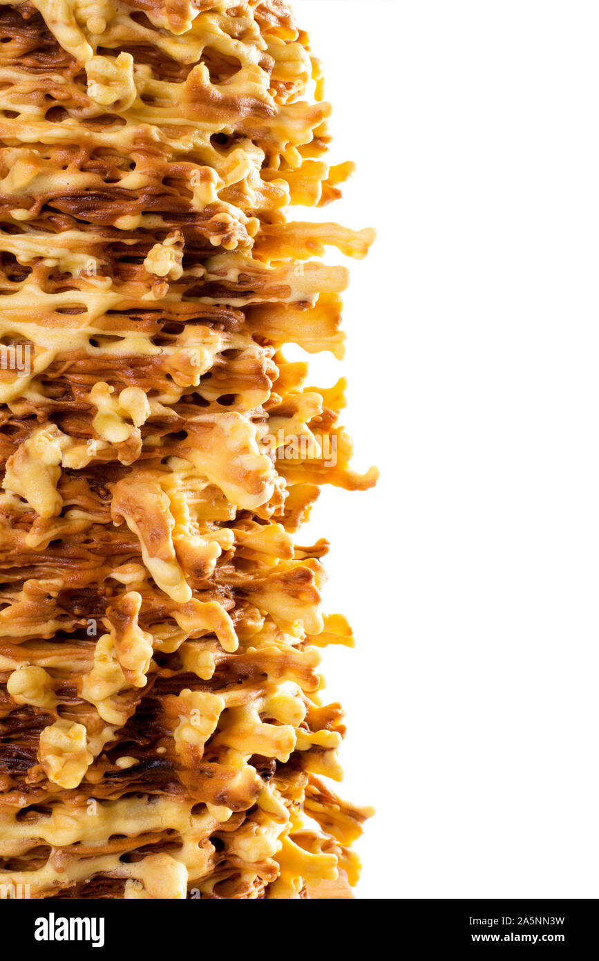 (Sakotis sekacz) - gâteau traditionnel dans la cuisine polonaise et lituanienne isolé sur fond blanc. Banque D'Images