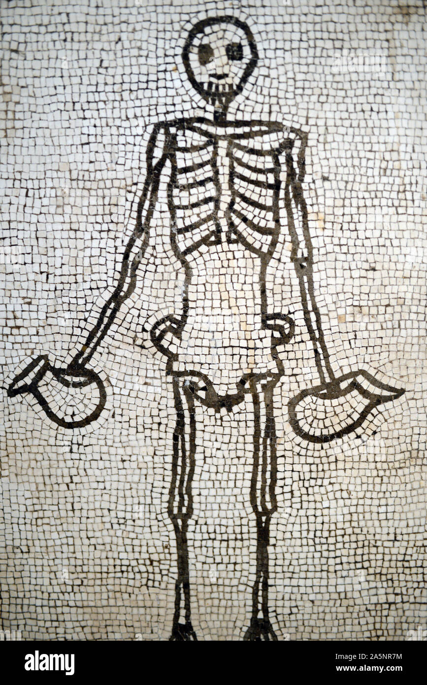 Mosaïque romaine d'un squelette humain à partir d'une villa romaine ou Villa Pompeiian à Pompéi annonce1-50. Le squelette tient deux pichets ou pichets. Banque D'Images