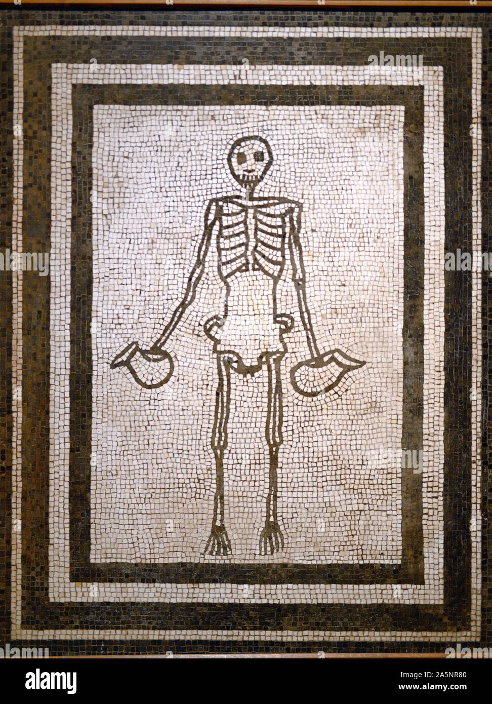 Mosaïque romaine d'un squelette humain à partir d'une villa romaine ou Villa Pompeiian à Pompéi annonce1-50. Le squelette tient deux pichets ou pichets. Banque D'Images