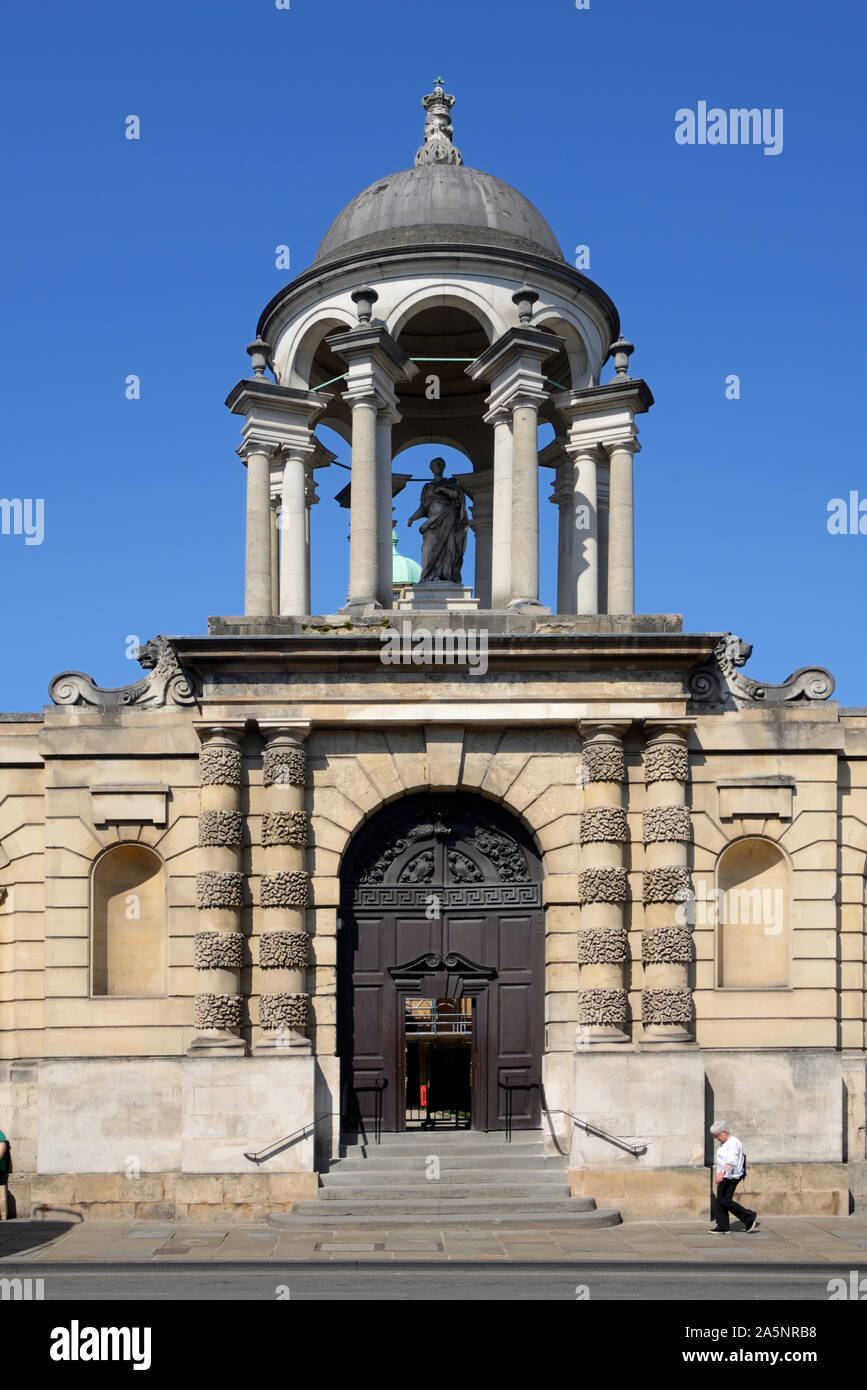 Entrée principale et coupole de l'Université Queen's College d'Oxford, menant à l'avant Quad High Street Oxford Angleterre Banque D'Images