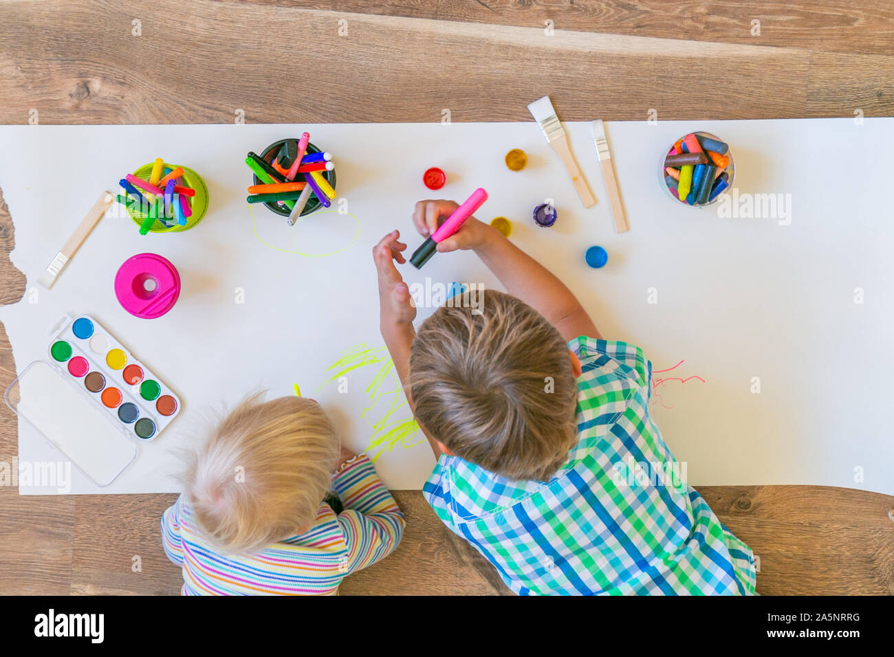 Peintures d'enfants avec différents matériaux en grande toile sur la farine Banque D'Images