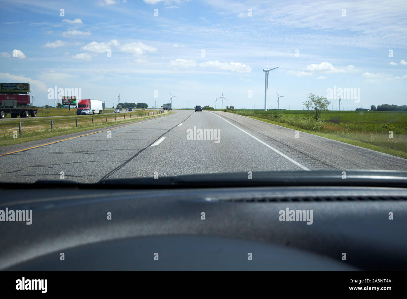Conduite le long de l'autoroute i65 passé wind farm indiana USA Banque D'Images
