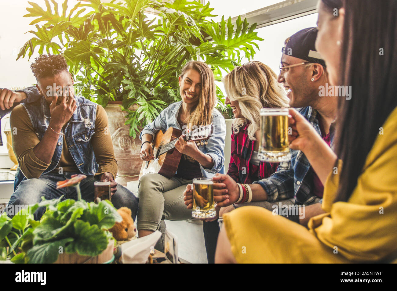 Les gens qui boivent de la bière Banque de photographies et d’images à ...
