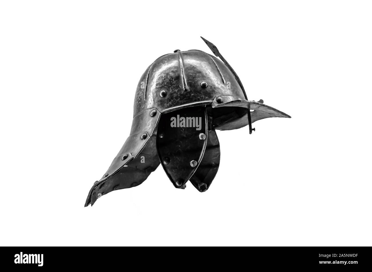 Un vieux casque de chevalier de fer sur fond blanc. Banque D'Images
