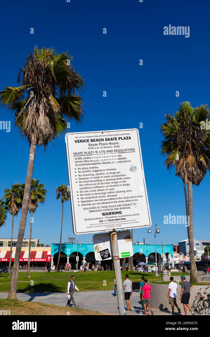 Skate Plaza park l'interdiction d'affichage, Venice Beach, Santa Monica, Californie, États-Unis d'Amérique. USA. Octobre 2019 Banque D'Images