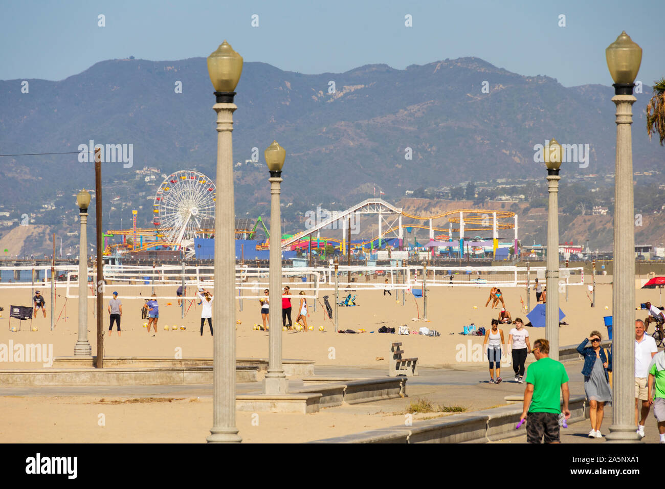Les joueurs de volley-ball sur la plage de Santa Monica, Californie, États-Unis d'Amérique. USA. Octobre 2019 Banque D'Images