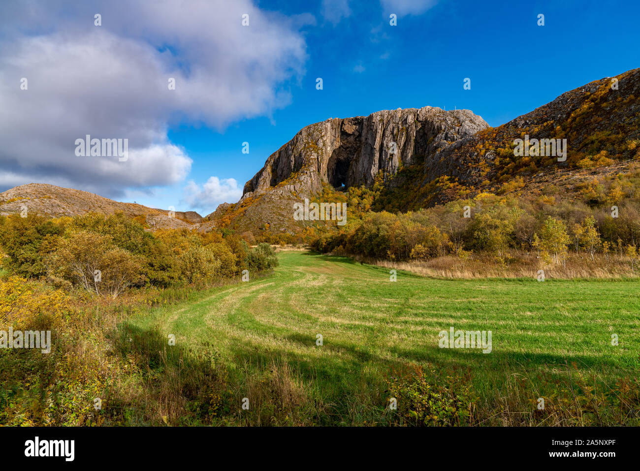 Les terres agricoles près de la célèbre montagne avec un trou, Torghatten, Helgeland, dans le Nord de la Norvège Banque D'Images