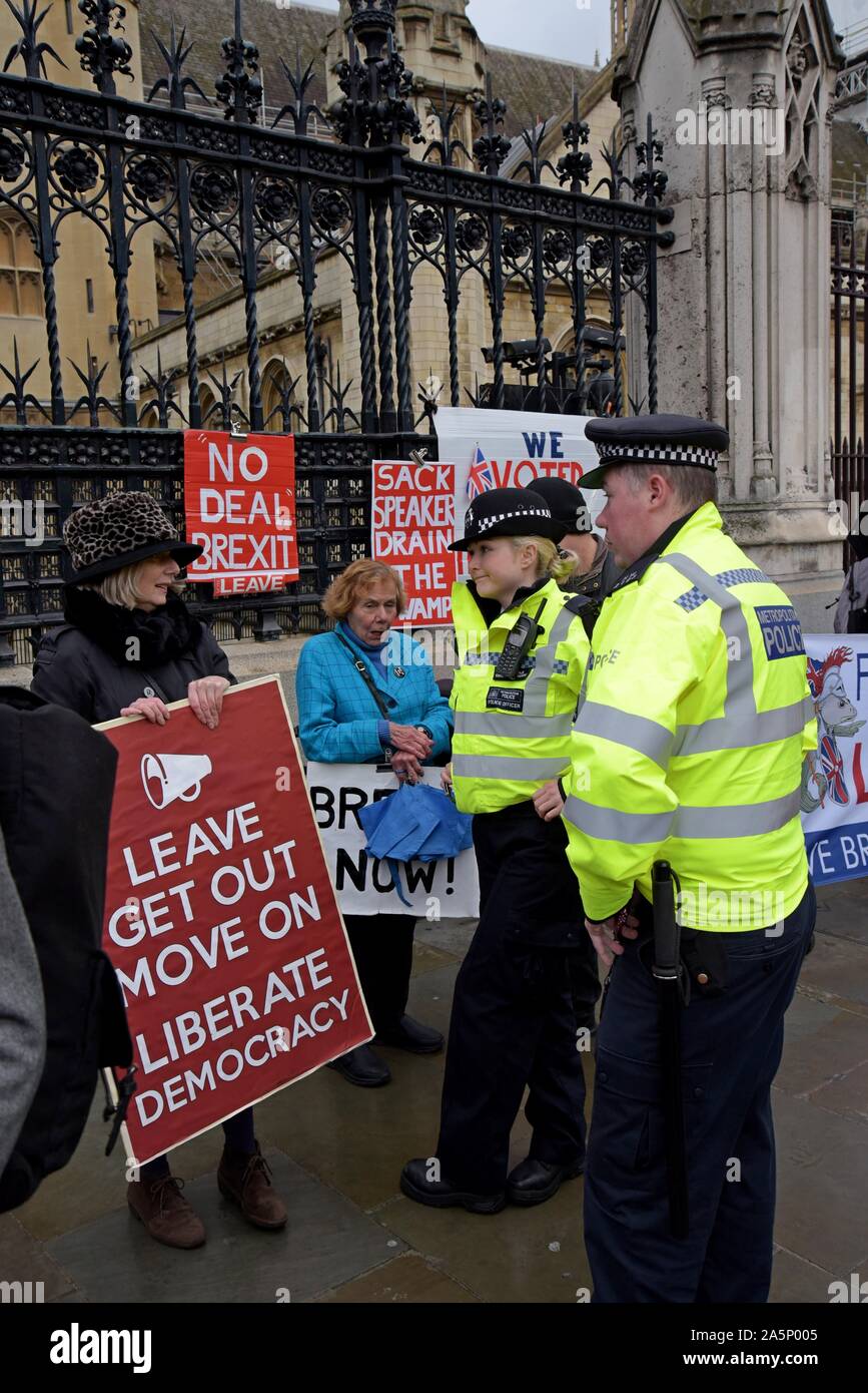 Brexit laisser à l'extérieur de la campagne du Palais de Westminster, en discussion avec la police que MP's continuent de débattre Brexit. 21 Octobre 2019 Banque D'Images