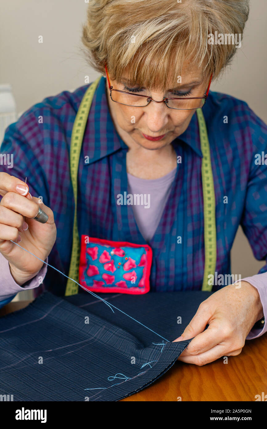 La haute couture couturière femelle cloth Banque D'Images