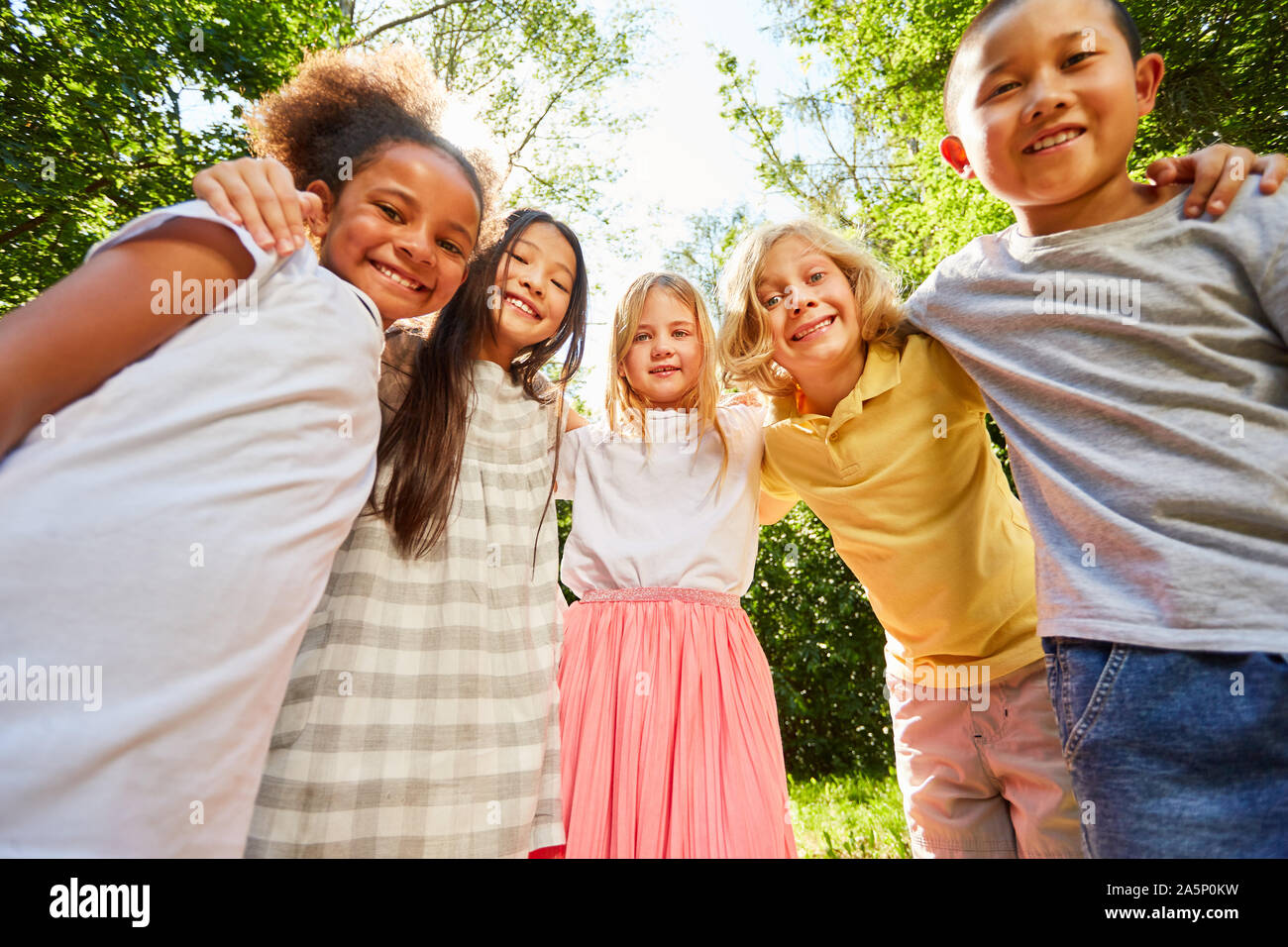 Groupe multiculturel d'enfants pour l'amitié et l'intégration Banque D'Images