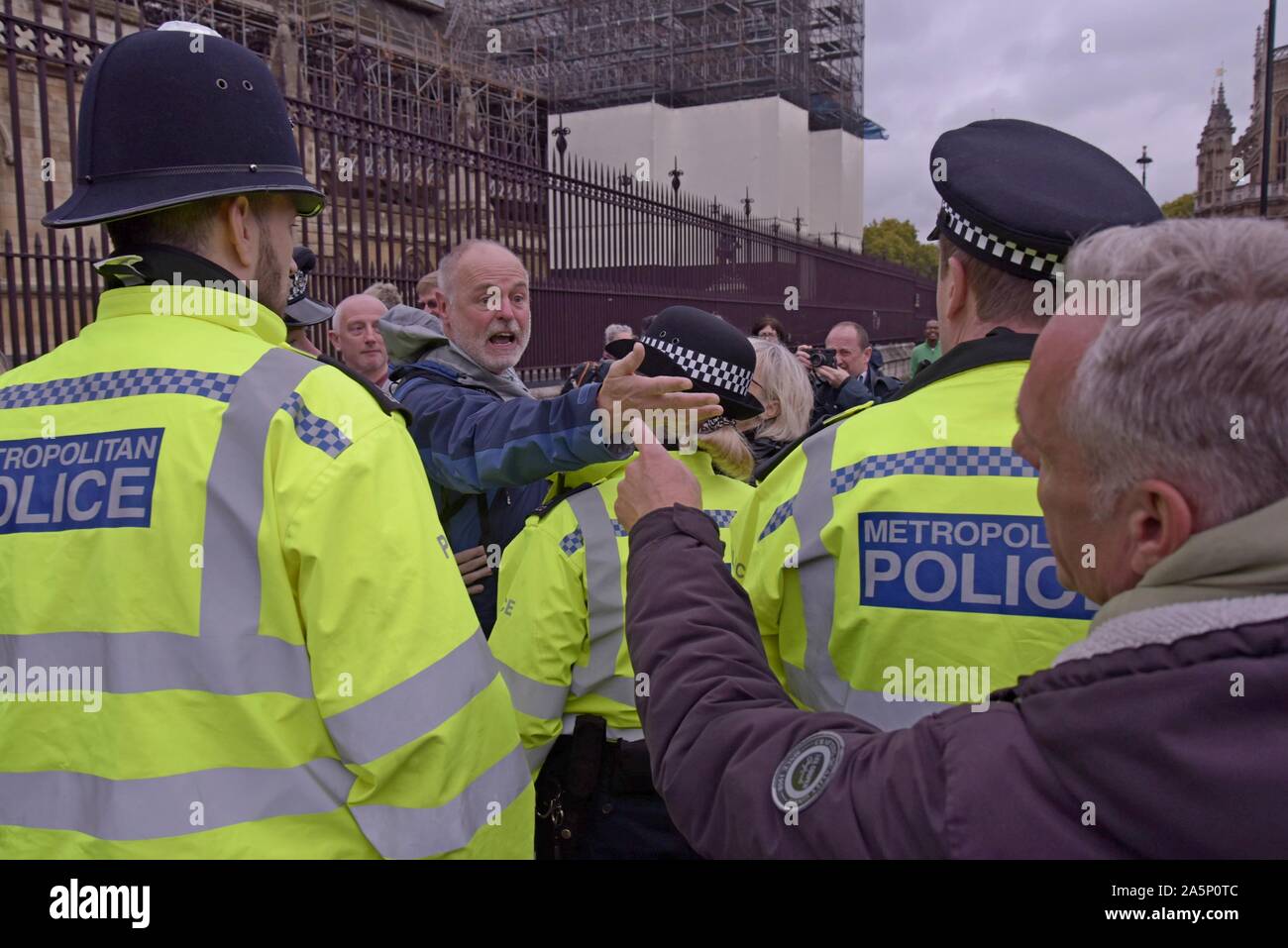 Brexit rester et laisser leurs commentaires à l'extérieur chauffée change militants le Palais de Westminster que MP's continuent de débattre Brexit 21 Octobre 2019 Banque D'Images