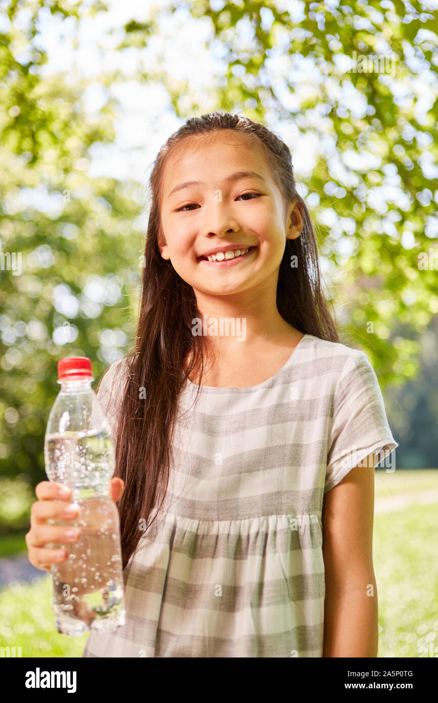 Fille avec une bouteille d'eau minérale de soif et de rafraîchissement Banque D'Images