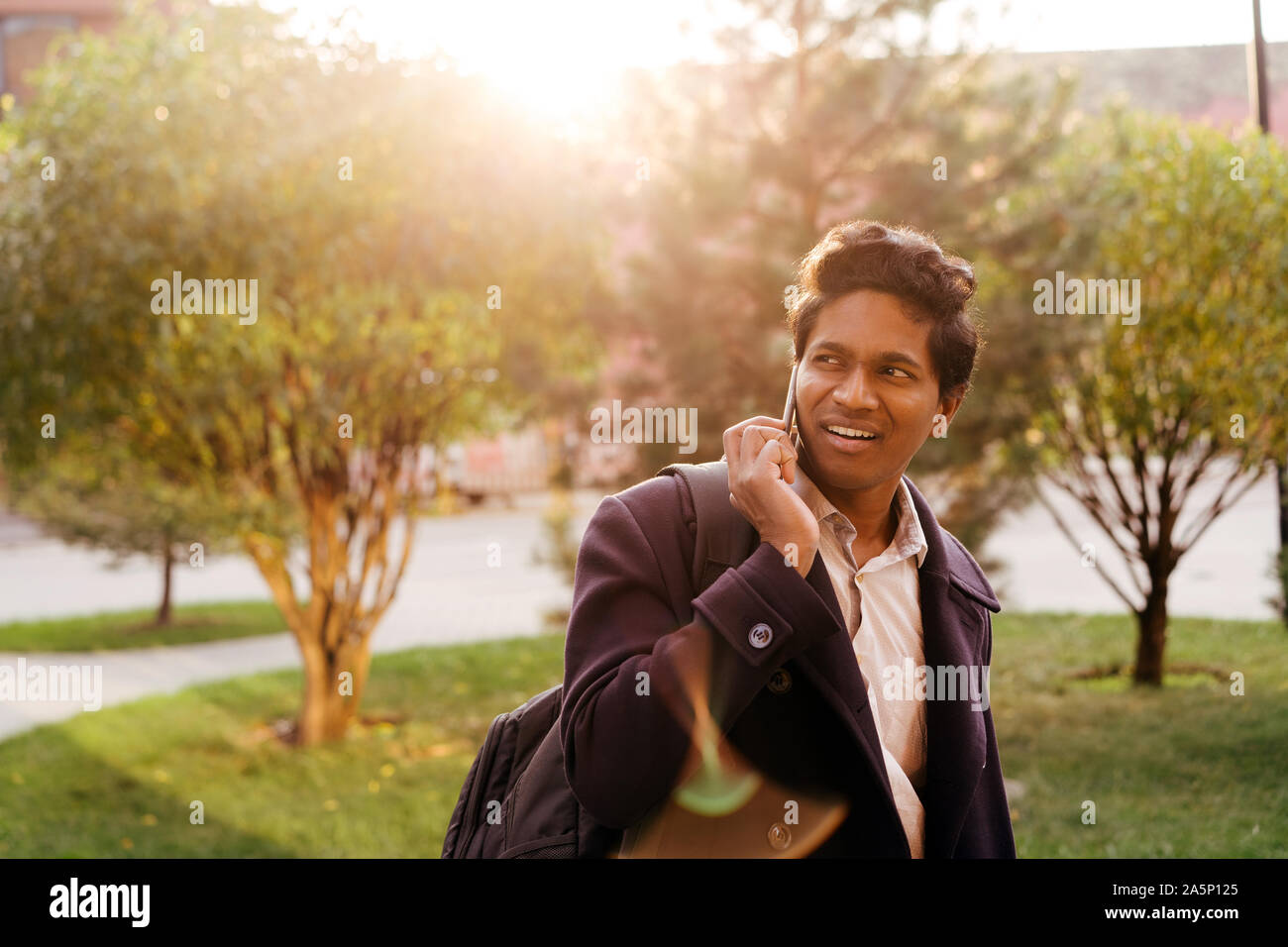 L'homme indien attrayant dans un costume d'affaires et l'enduire avec un sac  à dos randonnée Photo Stock - Alamy
