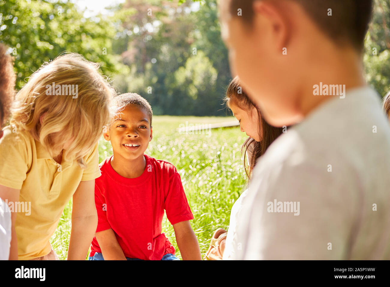 Groupe d'enfants sur une prairie en été en vacances en voyage Banque D'Images