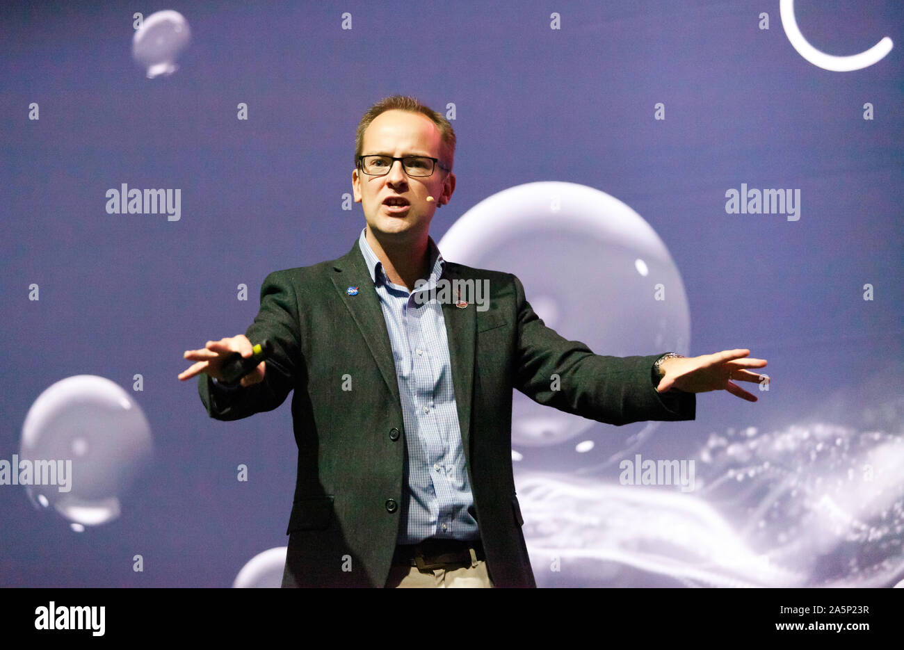 Leigh Fletcher, chercheur scientifique planétaire à l'Université de Leicester, une conférence intitulée "à Jupiter et au-delà", sur le Cosmos Scène à New Scientist vivre 2019 Banque D'Images
