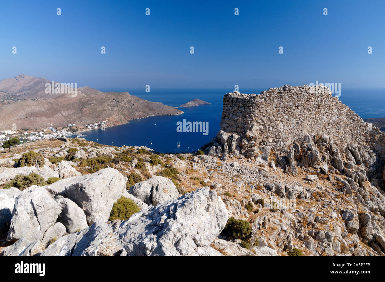 Agriosykia Château et la baie de Livadia, Tilos, îles du Dodécanèse, Egée du Sud, la Grèce. Banque D'Images