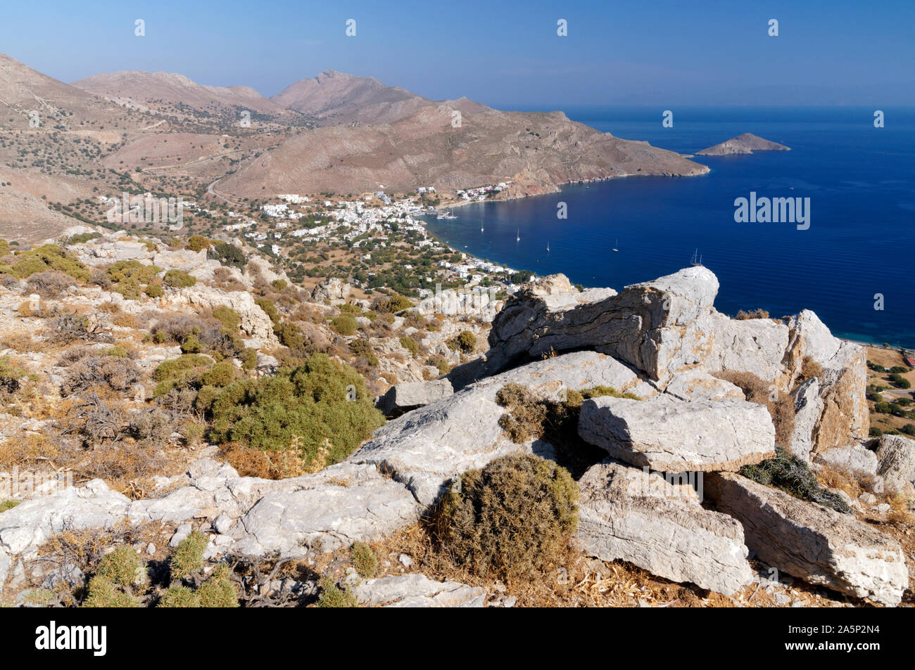 Vue sur la baie de Liavdia Gerontas, Tilos, îles du Dodécanèse, Egée du Sud, la Grèce. Banque D'Images