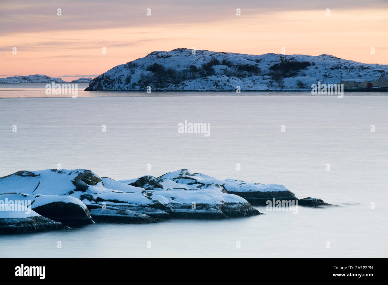 Rochers dans l'eau en hiver Banque D'Images