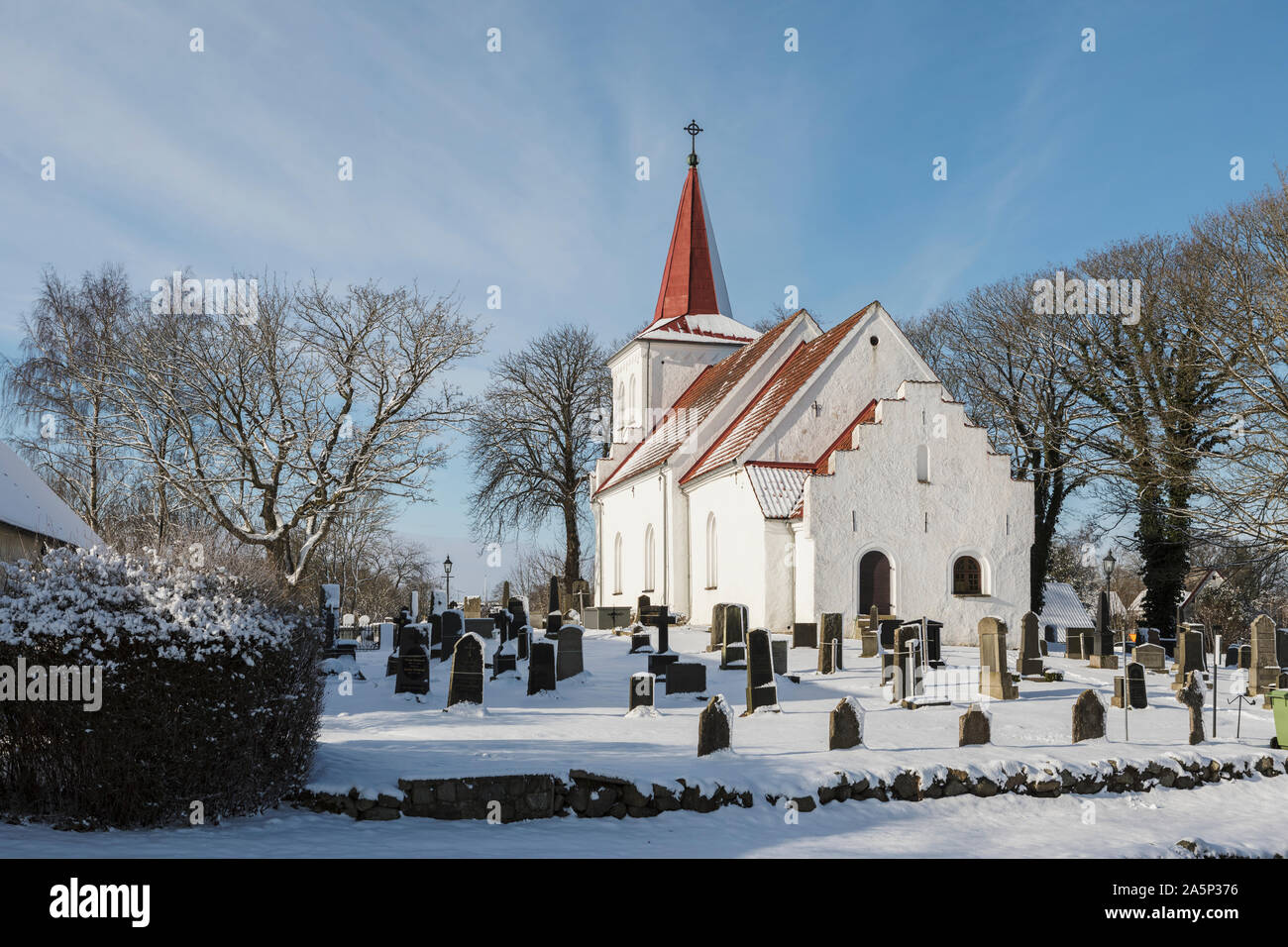 Church et cimetière en hiver Banque D'Images