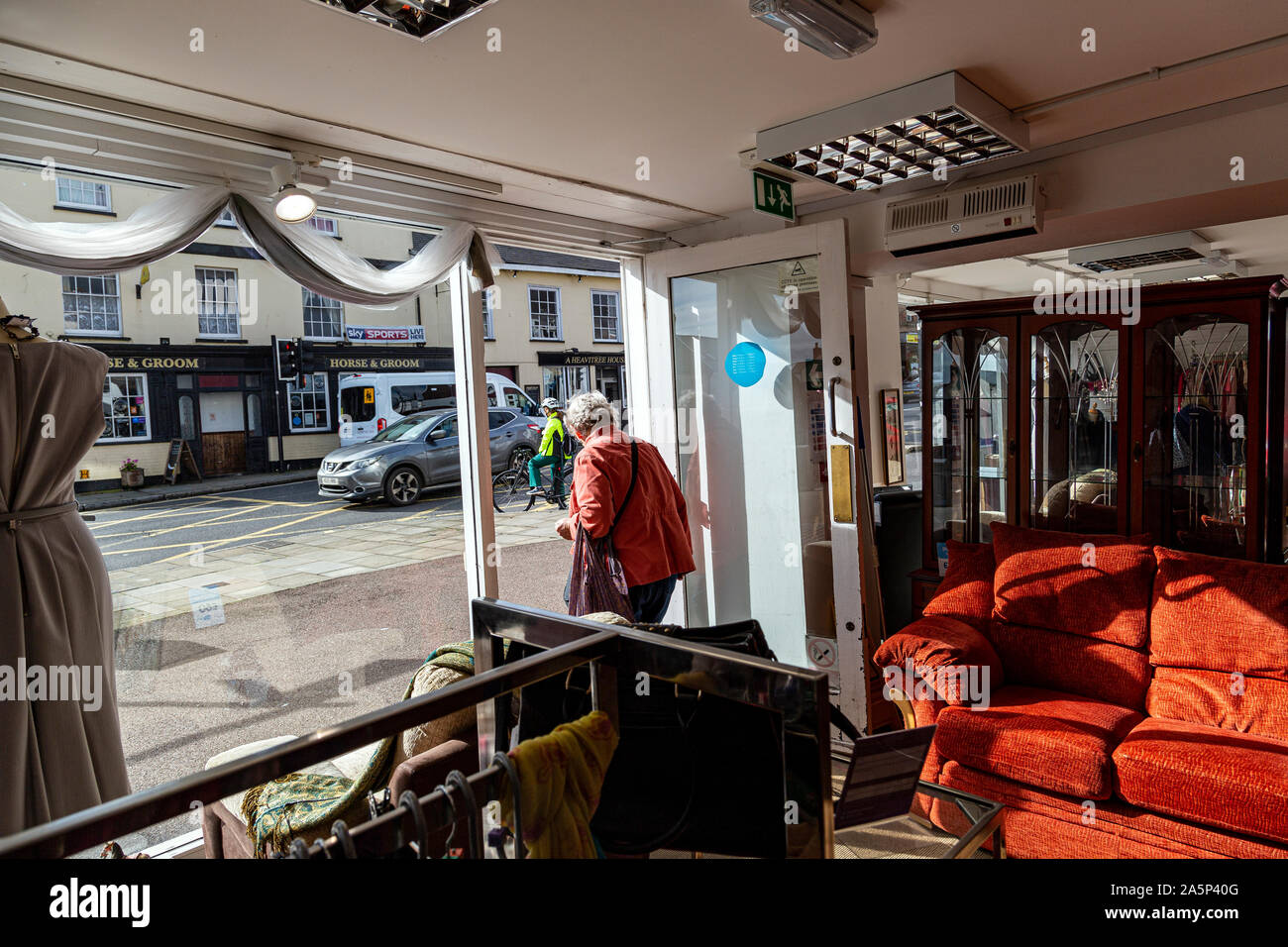 Street, très haut, UK, Shopping, Exeter, l'architecture, de la Beauté, banc, Boutique, structure intégrée, Cafe, ville, ville, rue, des nuages ciel - Banque D'Images
