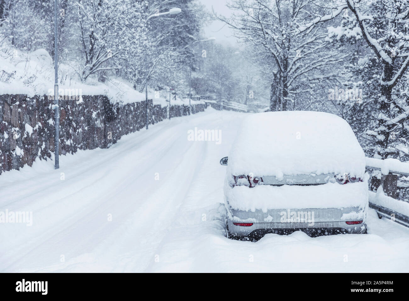 Parking sur le côté de la route Banque D'Images