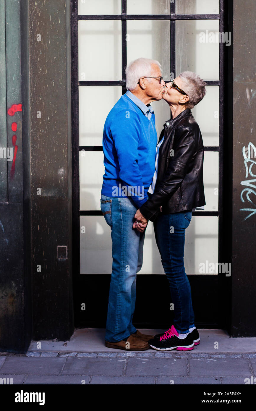 Senior couple kissing Banque D'Images