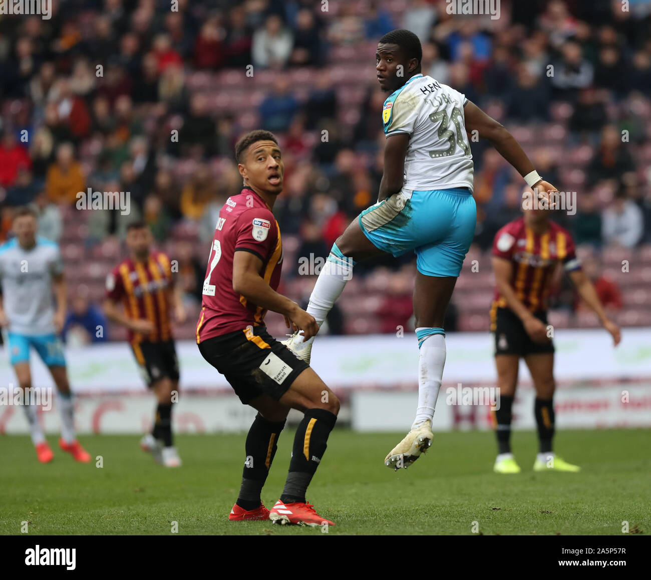 Bradford, Royaume-Uni. 19 octobre 2019 de la ville de Crawley Beryly Lubala pendant le ciel parier match Ligue deux entre Bradford City et Crawley Town à l'énergie Utilita Stadium à Bradford. Des photos au téléobjectif : Crédit / Alamy Live News Banque D'Images