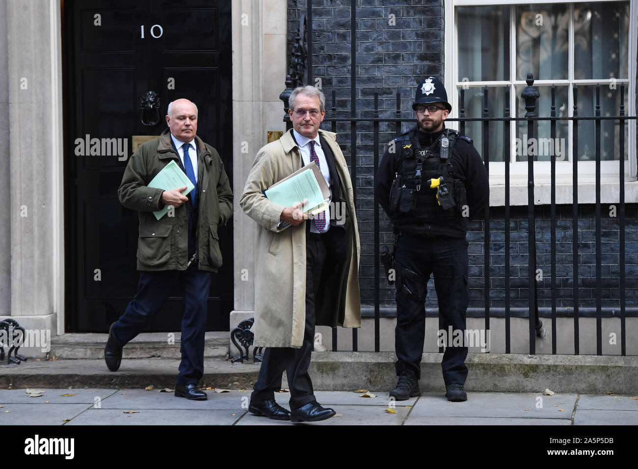 Iain Duncan Smith et Owen Paterson (droite) de quitter Downing Street, Londres après avoir assisté à une réunion. PA Photo. Photo date : mardi 22 octobre, 2019. Voir la politique histoire Brexit PA. Crédit photo doit se lire : Stefan Rousseau/PA Wire Banque D'Images